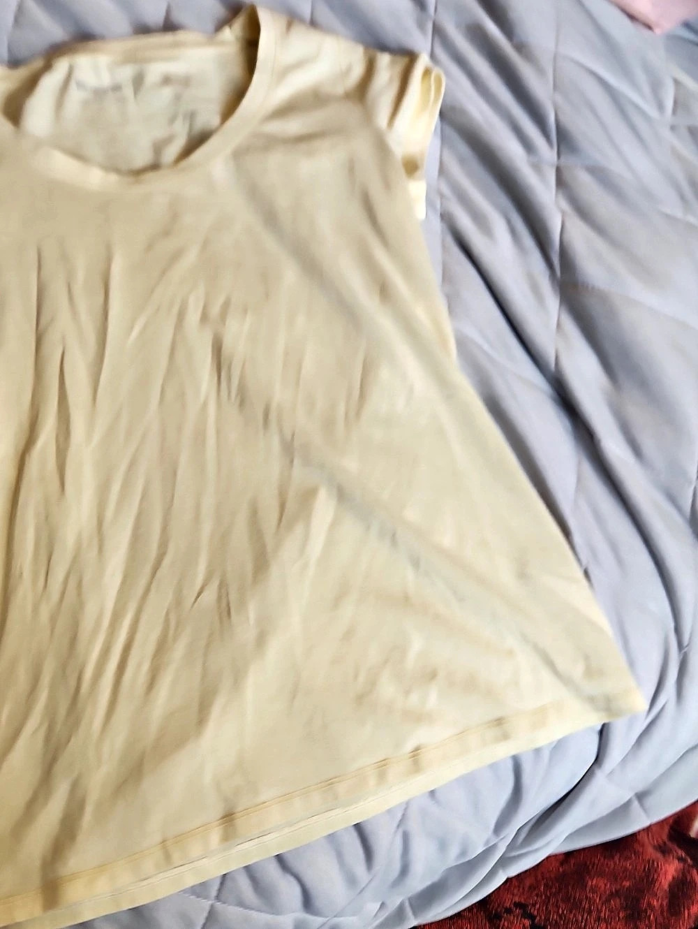 No Boundaries Short Sleeve Top in Yellow Size Small